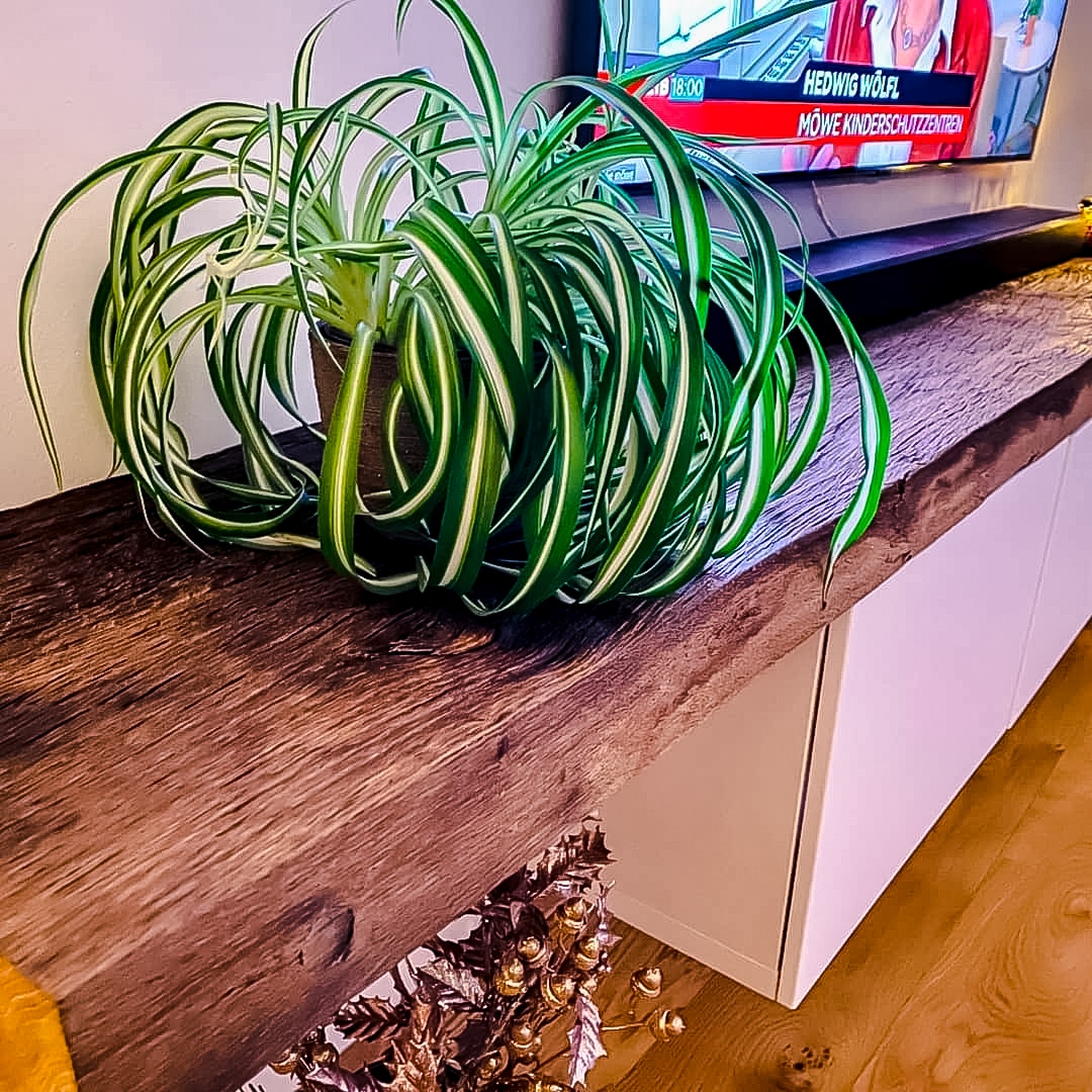 Leistungen Altholz-TV Board aus Blockwände in Eiche