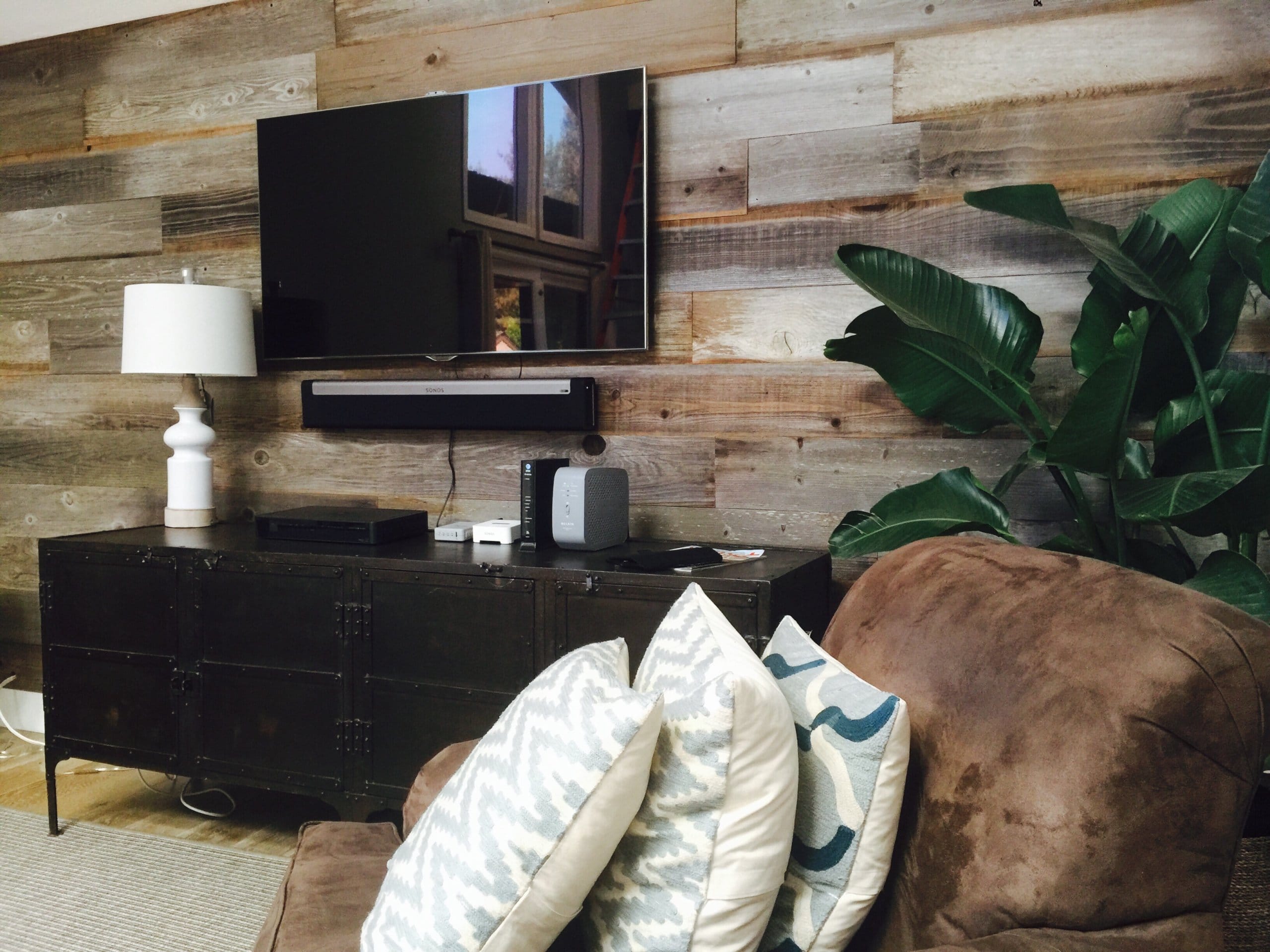 Leistungen Altholz-Wandverkleidung sonnenverbrannt