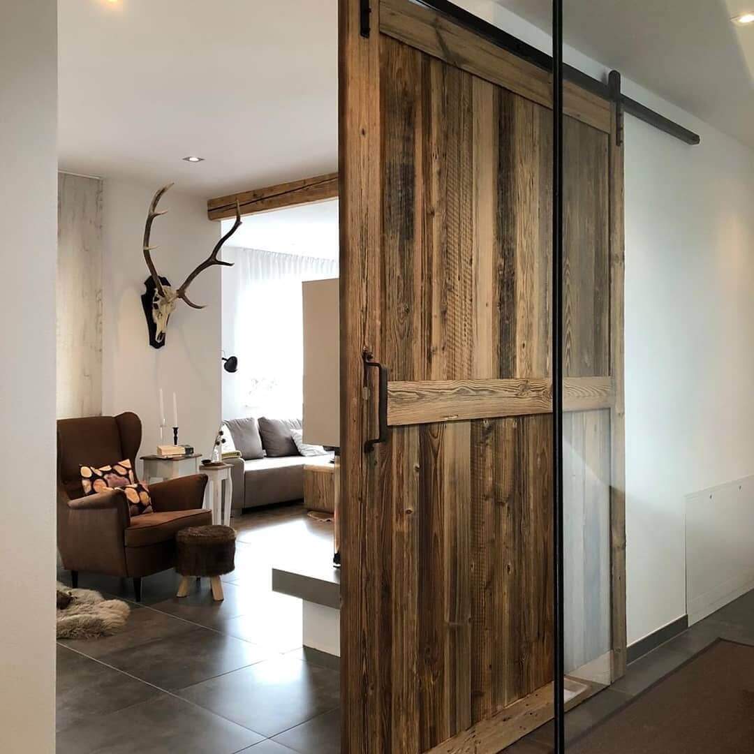 Leistungen rustikale Altholz Schiebetür aus sonnenverbrannten Brettern