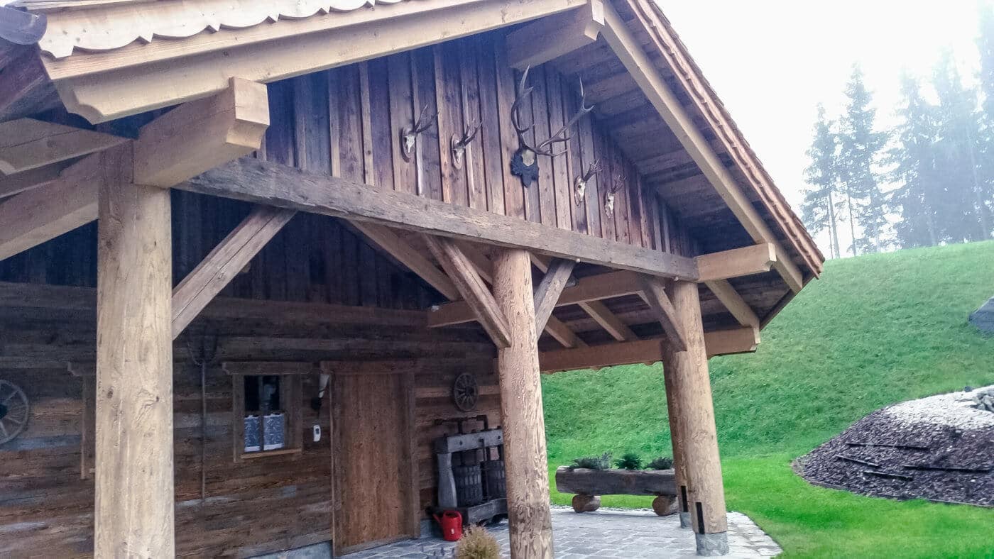 Sortimente Altholz Carport mit sonnenverbrannten Brettern und Balken