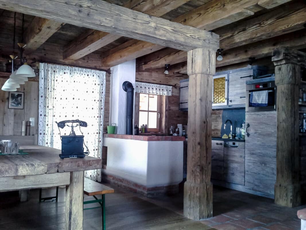 Leistungen Altholz-Chalet Küchenzeile und Essbereich und rustikalen altem Holz