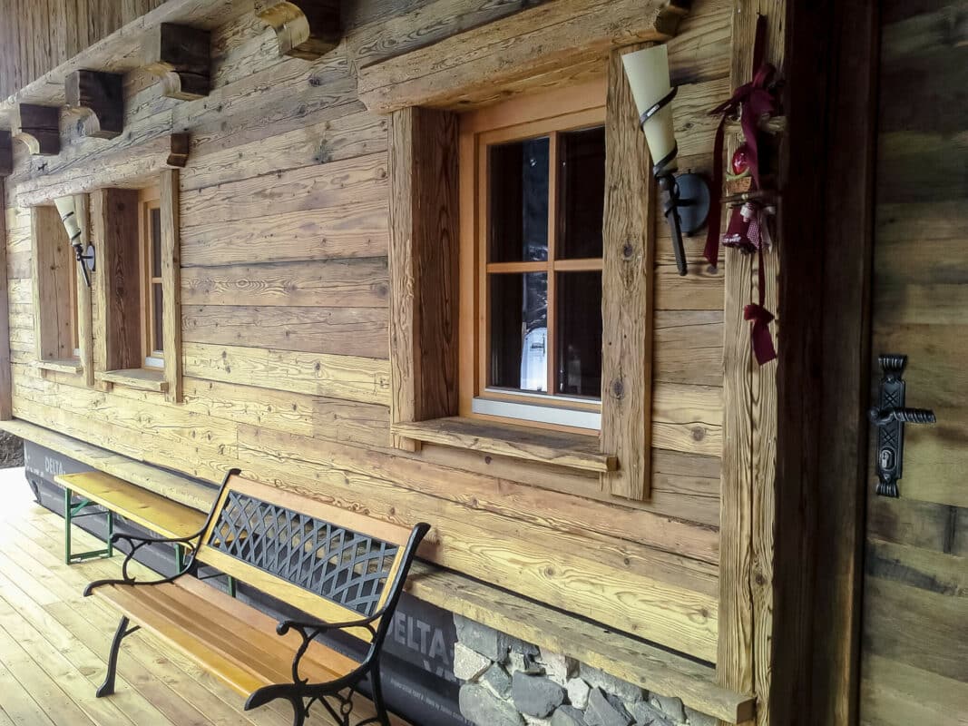 Sortimente Altholz-Chalet Wandverkleidung aus original handgehackten Brettern
