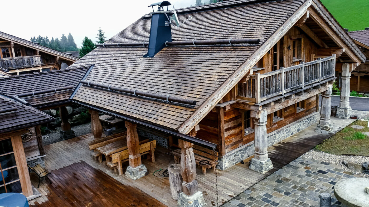 Leistungen Altholz Chalet komplett aus Altholz mit modernster Technik