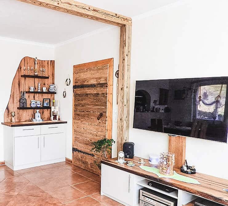Leistungen Altholz Wohnzimmer mit speziellen Möbel nach Kundenvorstellung