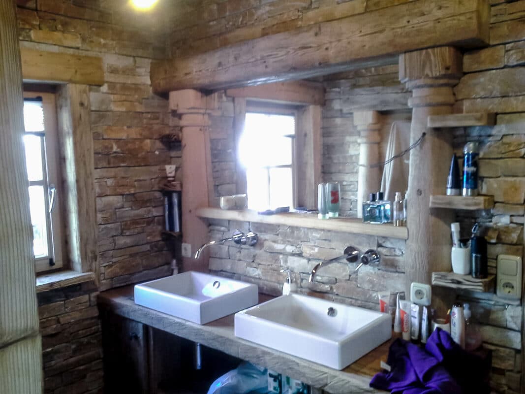Leistungen Badezimmer aus alten Ziegelsteinen und originalen Altholz