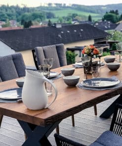 Altholz Tischplatte aus rustikaler Eiche mit Baumkante und pulverbeschichteten Untergestell