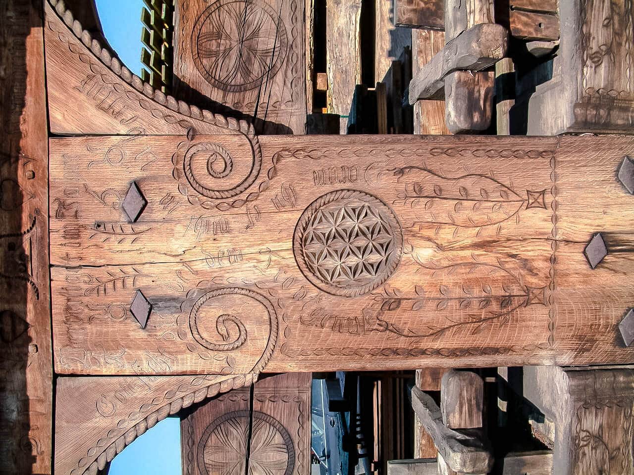 Leistungen Mostpresse aus Altholz in Eiche mit Schnitzereien