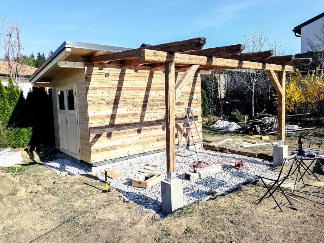 Leistungen Outdoor Wandverkleidung und Pergola aus original Altholz