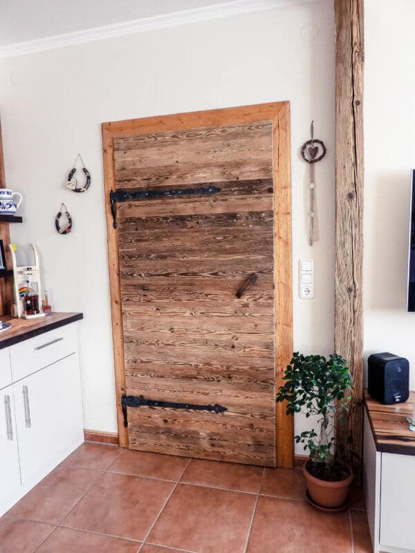 Leistungen Türen aus Altholz nach Maß mit Liebe zum Detail