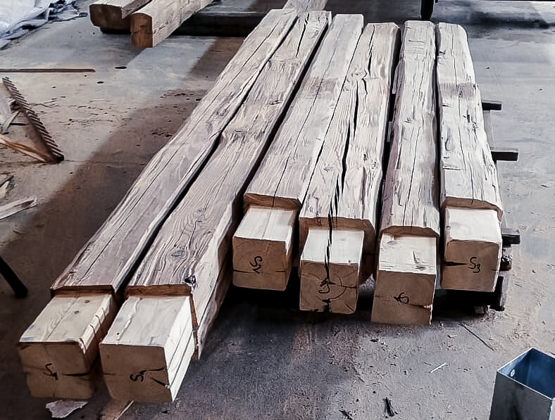 Leistungen handgehackte Balken dienen als Säulen bei der Pergola