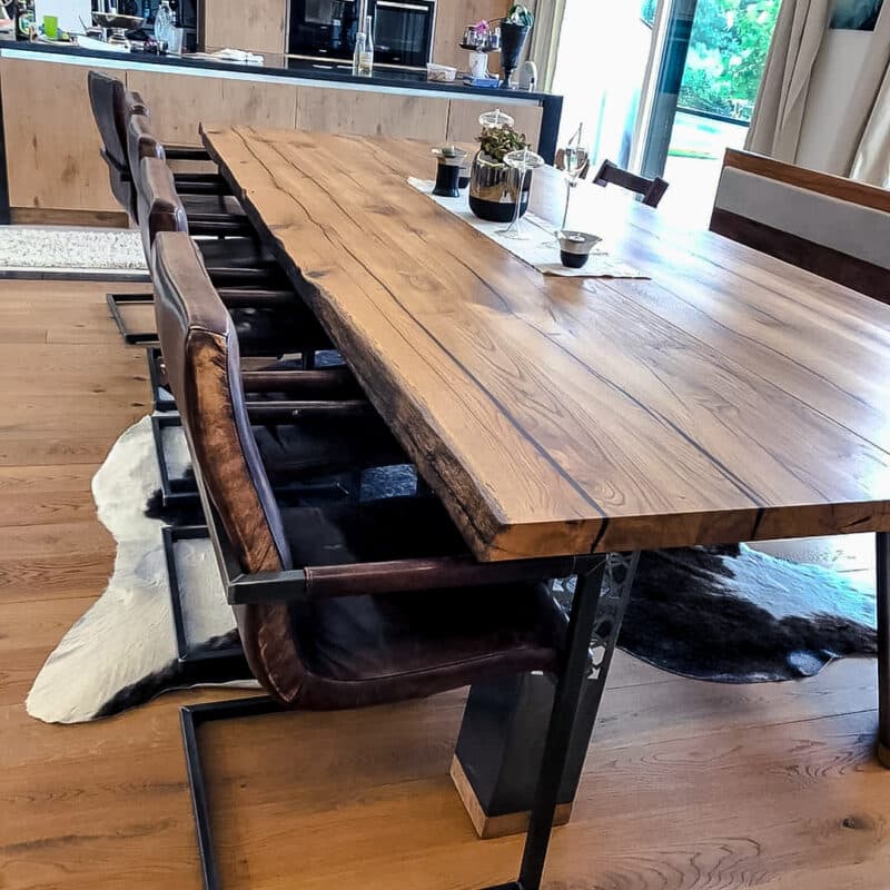 Leistungen rustikale XXL Altholz-Tischplatte aus alter Eichen Mittelware mit Baumkante