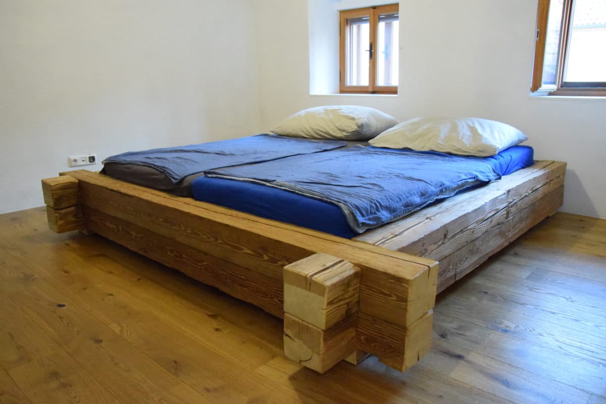 Sortimente Altholz-Bett aus Balken & Sparren
