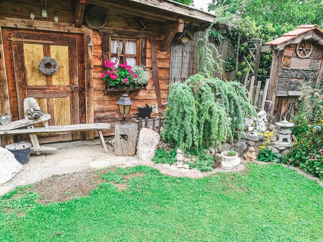 Gartenlaube aus Altholz mit dekorativen historischen Elementen 01