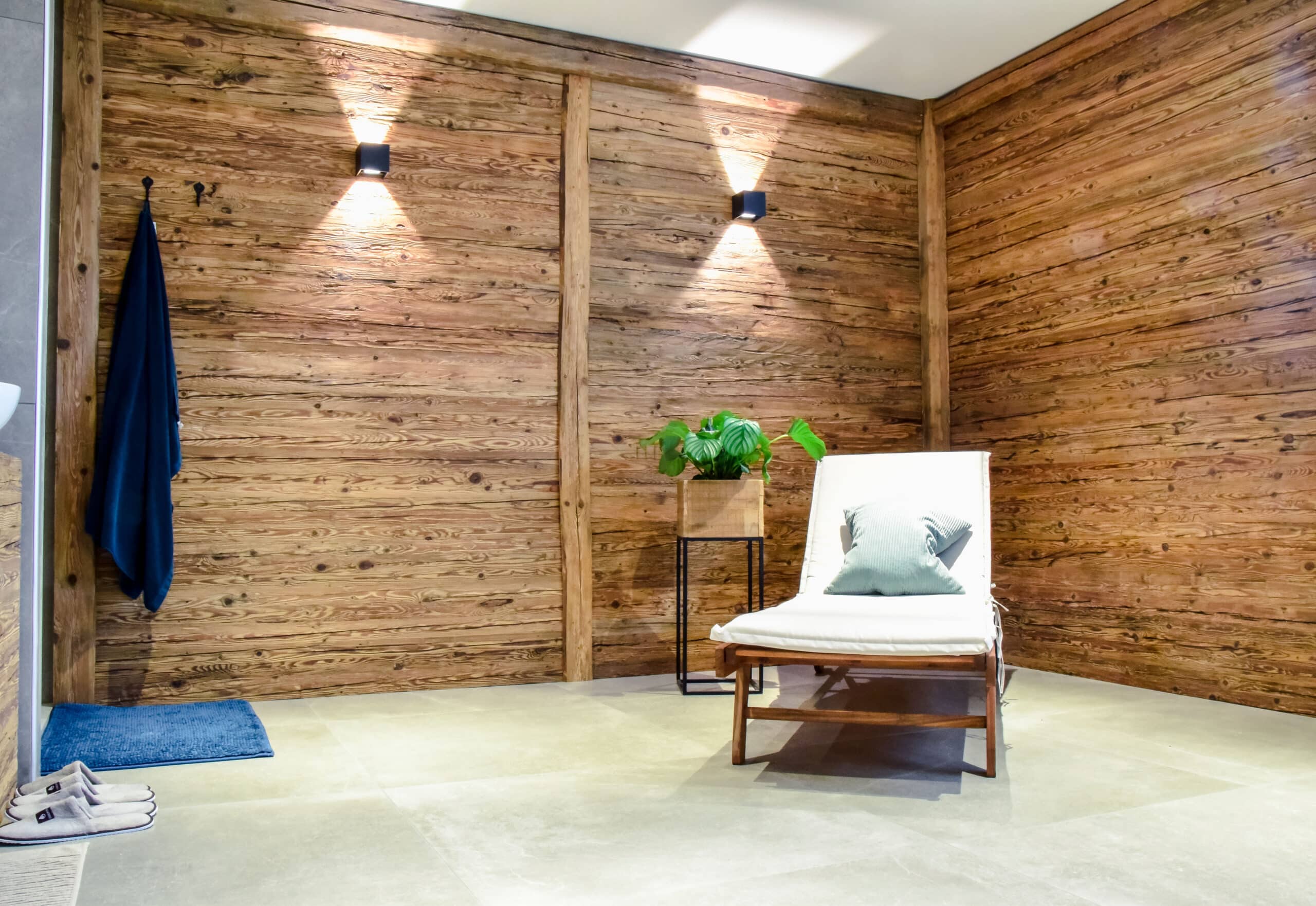 Altholz Zimmer mit original handgehackten Brettern - Ambiente zum Wohlfühlen!